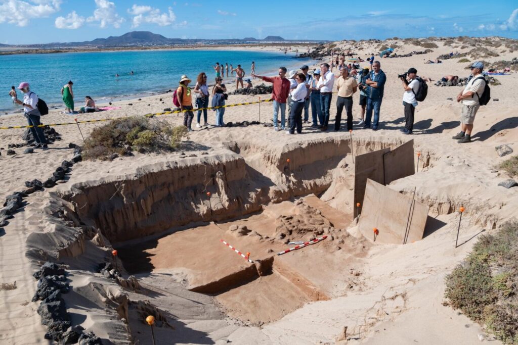 Se descubren nuevas evidencias de ocupación romana en la isla de Lobos. ISLOTE DE LOBOS (FUERTEVENTURA) - Vista de los trabajos que se están realizando en al yacimiento arqueológico romano del islote de Lobos, en Fuerteventura. EFE/Carlos de Saá