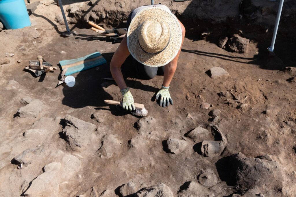 Se descubren nuevas evidencias de ocupación romana en la isla de Lobos. ISLOTE DE LOBOS (FUERTEVENTURA) -Vista de los trabajos que se están realizando en al yacimiento arqueológico romano del islote de Lobos, en Fuerteventura. En la foto. restos de cerámica en proceso de ser extraídos. EFE/Carlos de Saá.