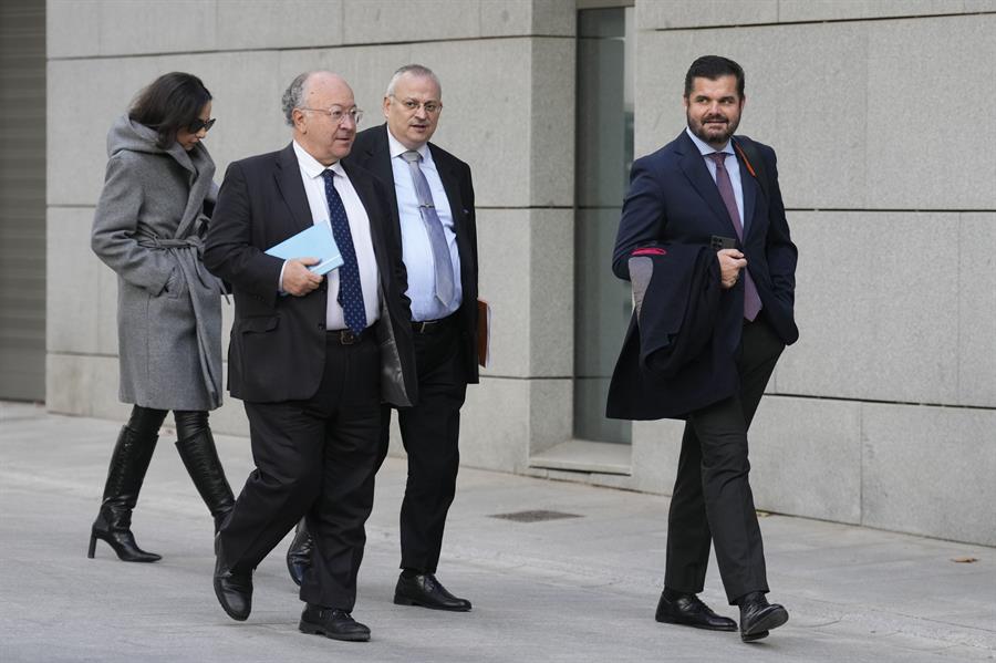 Los abogados de la acusación a su llegada a la Audiencia Nacional donde declaraba Víctor de Aldama en Madrid. Imagen EFE