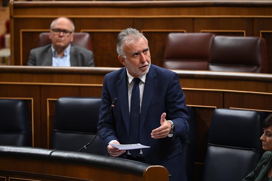 El ministro de Política Territorial y Memoria Democrática, Ángel Víctor Torres, durante una intervención en la sesión de control al Gobierno en el Congreso. EFE/ Fernando Villar / Archivo 