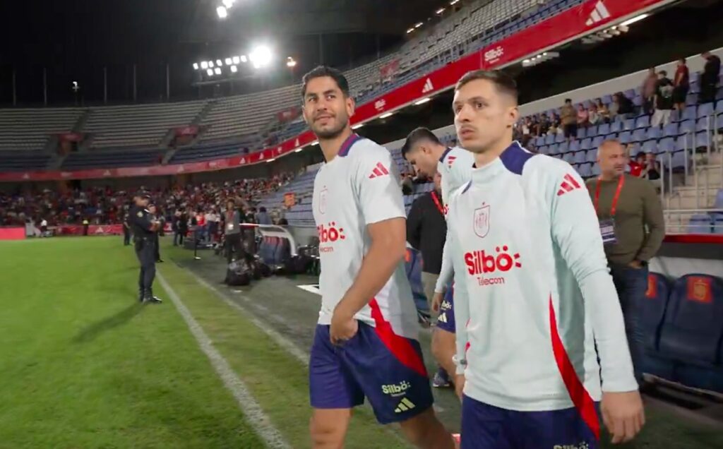 Ayoze Pérez saltando al terreno de juego para participar en el entrenamiento solidario de la Selección Española en el Heliodoro Rodríguez López / RFEF 