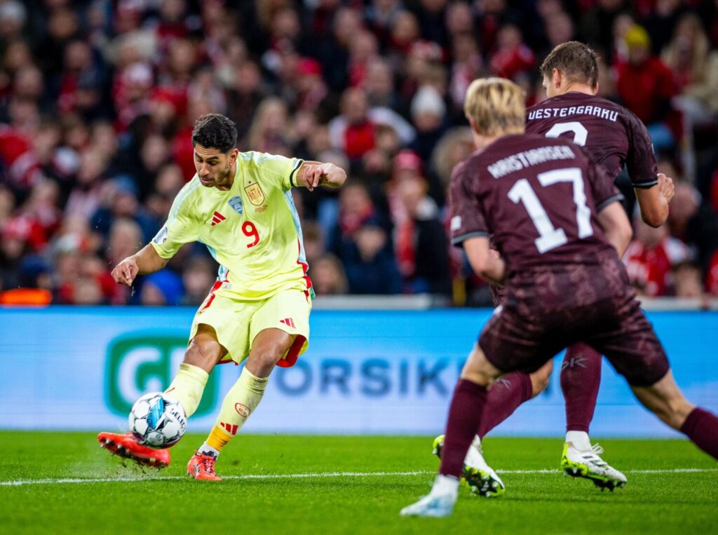 Jugada de Ayoze frente a Dinamarca. / Selección Española 