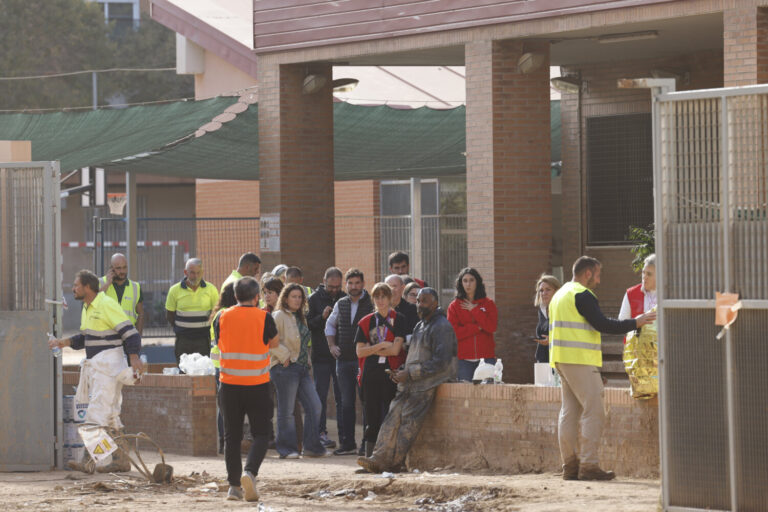 Un operario muere en Massanassa (Valencia) tras el derrumbe del tejado de un colegio