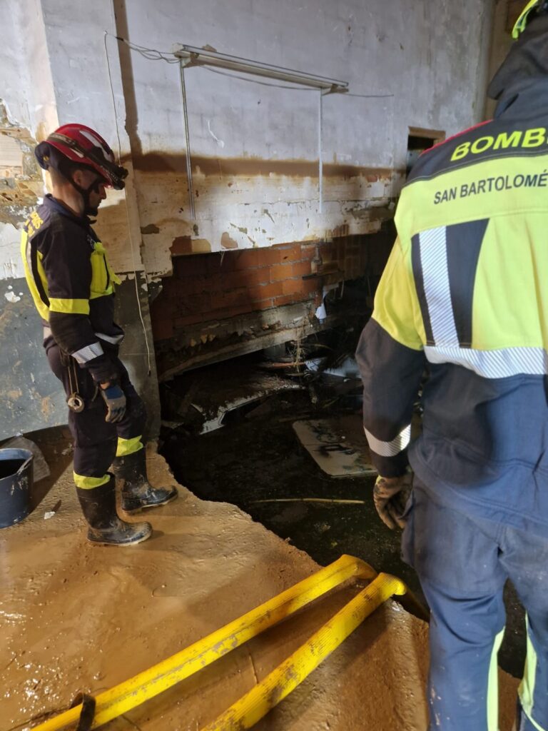 Bomberos desplazados a Valencia en la intervención en un garaje inundado en Massanassa / Emergencias Gran Canaria 