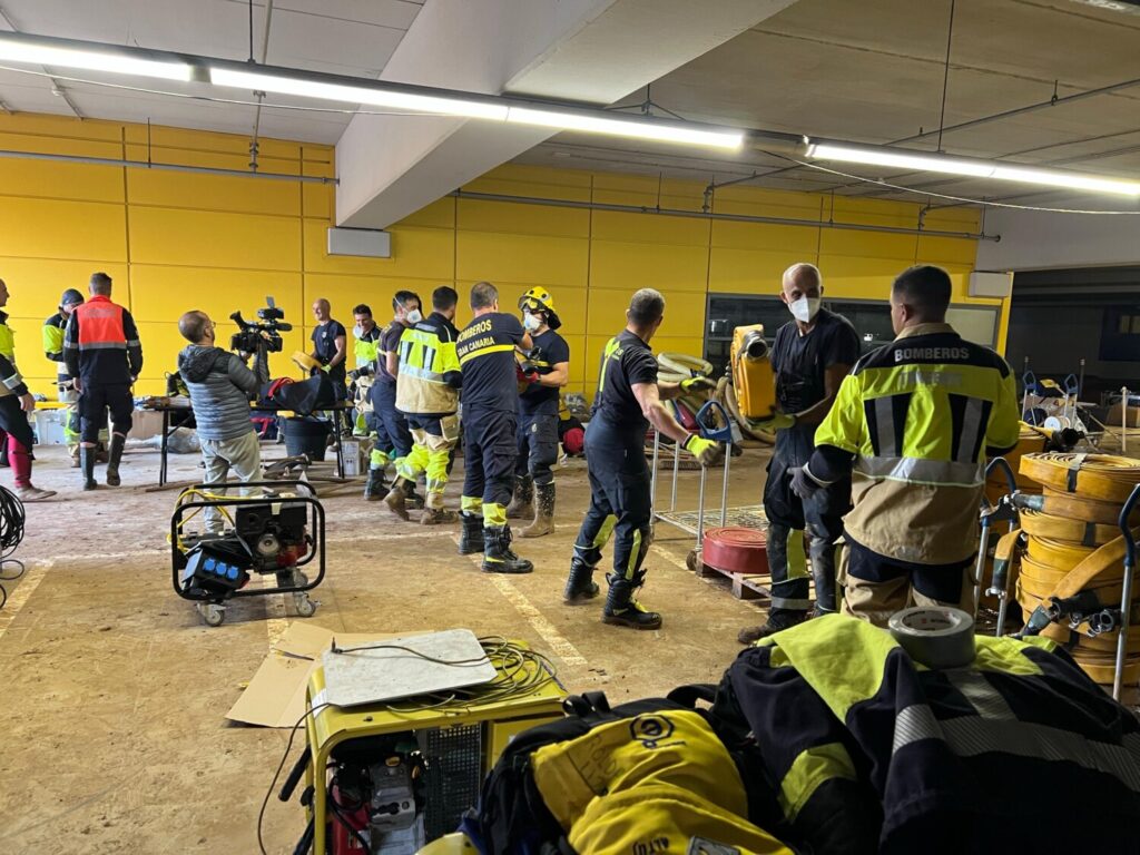 Bomberos de Tenerife y de Gran Canaria desplazados a Valencia trabajan en habilitar un espacio como punto de logística para los afectados /  112 Canarias