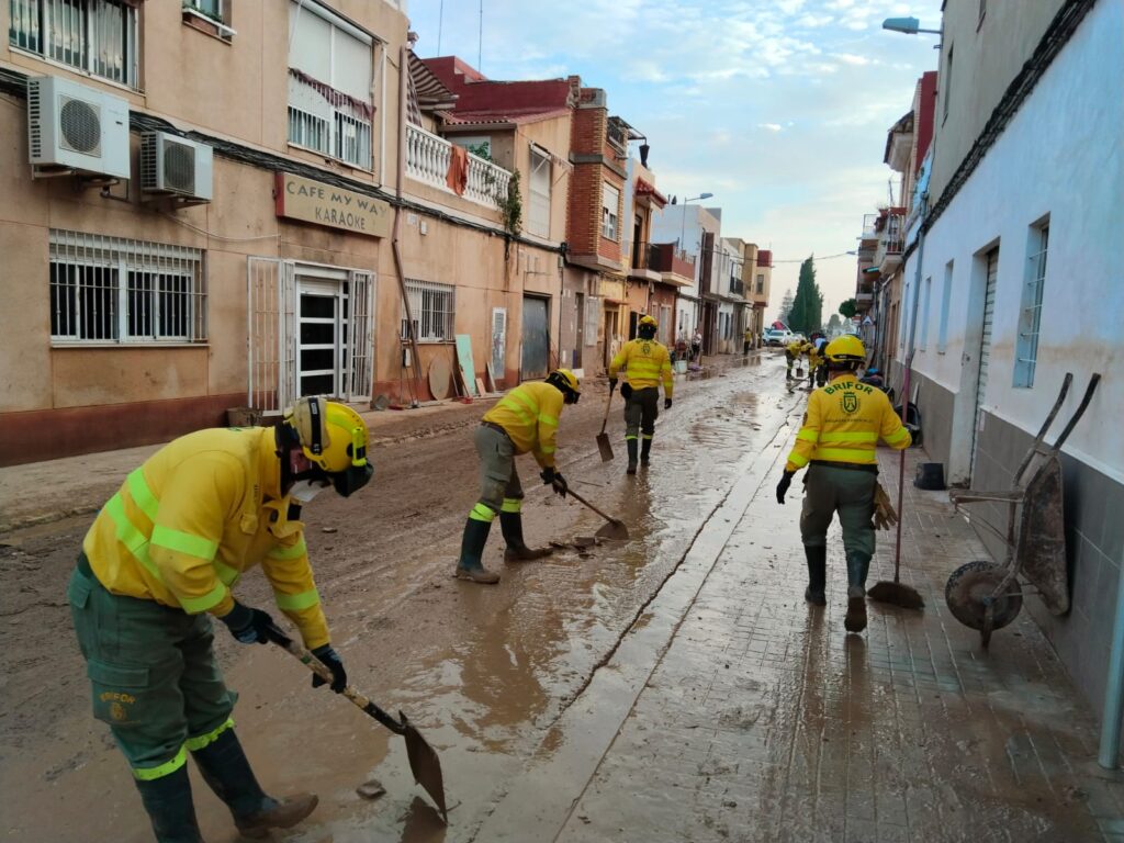 Miembros de la Brifor desplazados a Valencia en una de las múltiples limpiezas que están llevando a cabo / Cabildo de Tenerife