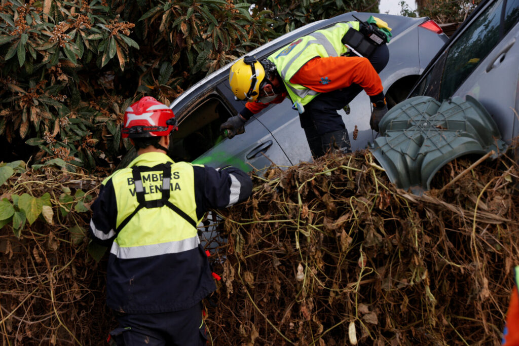 Los bomberos rocían con spray un coche que acaba de ser revisado después de las inundaciones causadas por las fuertes lluvias, en el barrio de la Torre de Valencia, España, el 14 de noviembre de 2024. REUTERS/Eva Manez