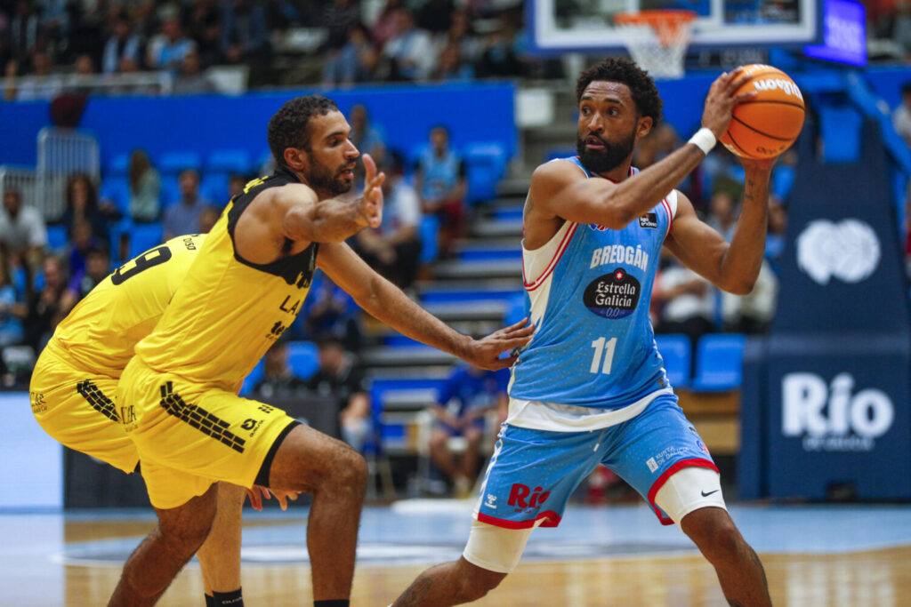 El escolta del Breogán Darrun Hilliard (d) juega un balón ante Thomas Scrubb, del Tenerife, durante el partido de la Liga Endesa de baloncesto que Río Breogán y La Laguna Tenerife han reanudado este jueves en Lugo. EFE