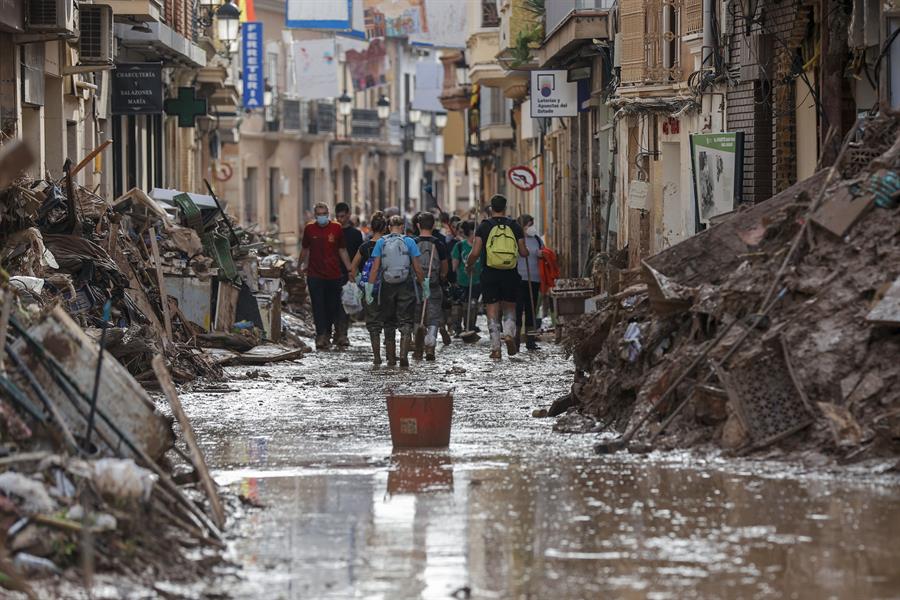 Principales medidas y ayudas para los afectados por la dana. Imagen: Paiporta. EFE