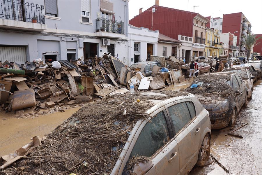 Aspecto de una calle de La Torre, este viernes. Miles de personas se han desplazado desde Valencia a La Torre para ayudar a los afectados. EFE/Ana Escobar