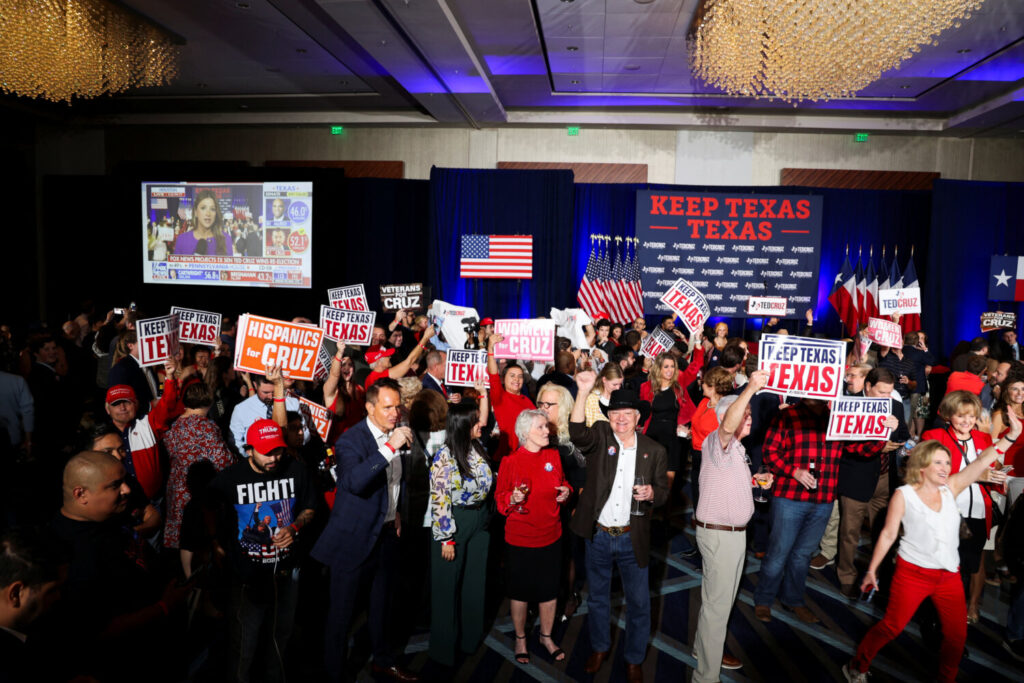 Los partidarios del senador republicano estadounidense Ted Cruz (R-TX) reaccionan ante la noticia de la victoria proyectada de Cruz contra el representante demócrata estadounidense Colin Allred, en Houston, Texas, EE.UU./ REUTERS/Evan García