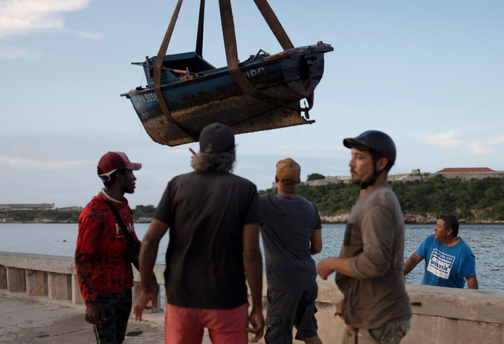 Los pescadores reubican sus barcos antes de la llegada de la tormenta tropical Rafael a La Habana, Cuba, 5 de noviembre de 2024. REUTERS/Alexandre Meneghini