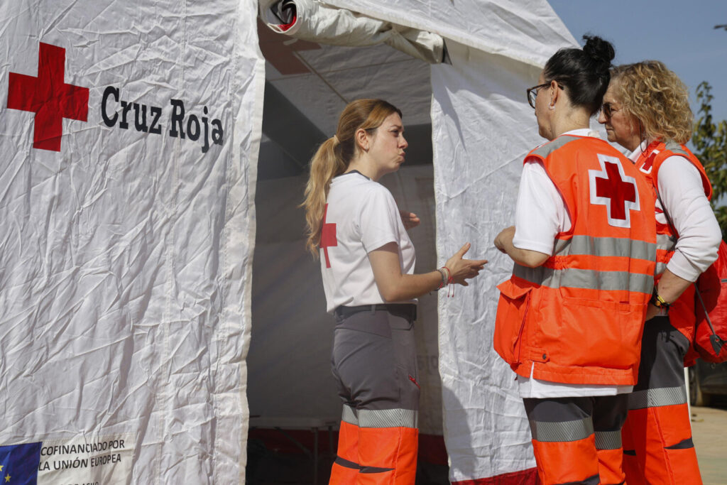 Un operativo de Cruz Roja coordinándose para ayudar tras las consecuencias de la dana