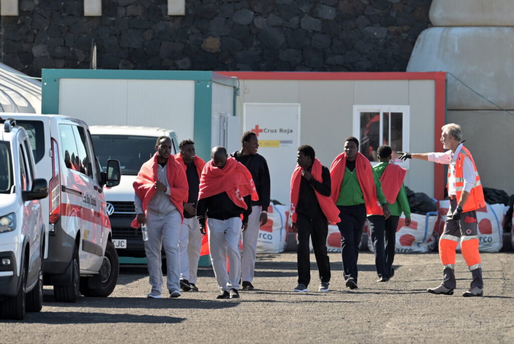 Imagen de archivo de un grupo de migrantes a su llegada a La Restinga, en El Hierro, donde fueron atendidos por personal de Cruz Roja