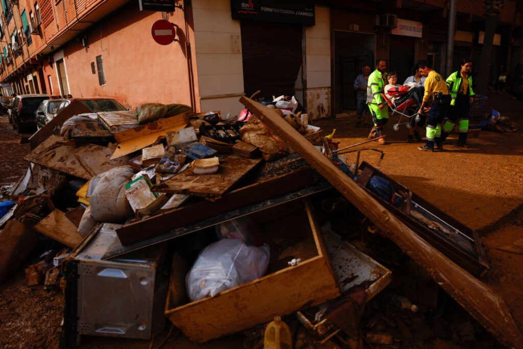 Una mujer es llevada a una ambulancia por miembros de los servicios de emergencia, después de fuertes lluvias en Alfafar, Valencia, España, el 1 de noviembre de 2024. REUTERS/Susana Vera