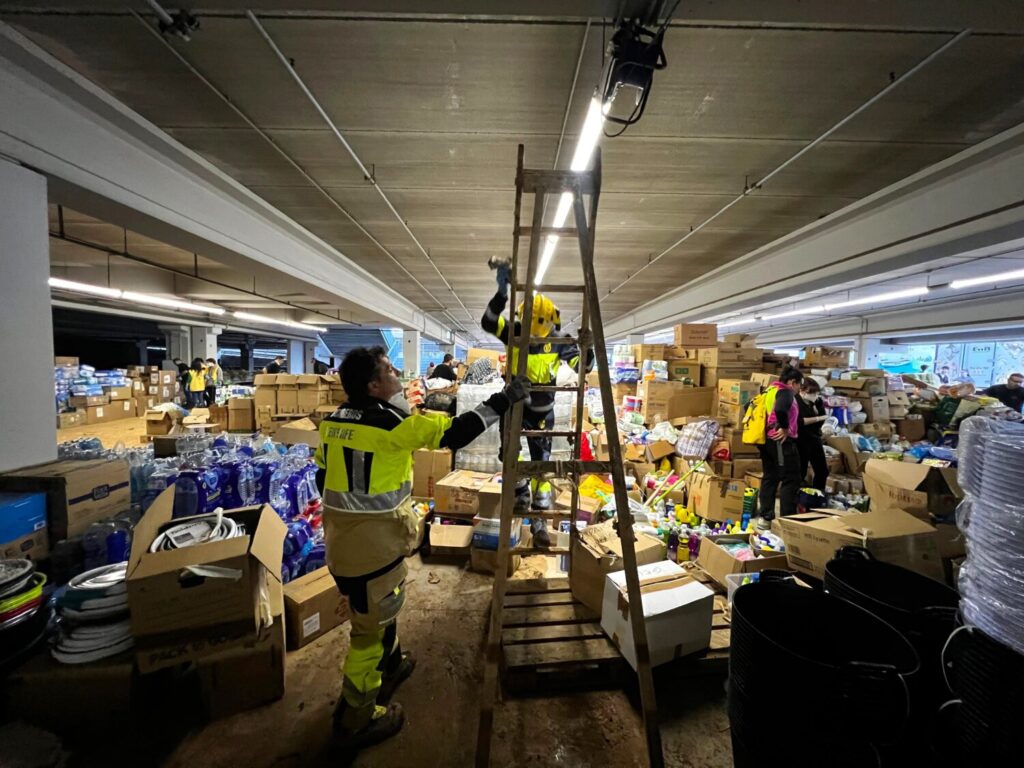 Estado del almacén habilitado por los equipos de emergencias para ser punto de reparto de alimentos, agua y de primera necesidad para los afectados / 112 Canarias