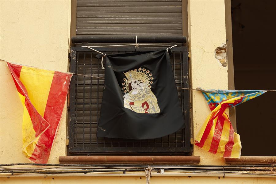 Un balcón decorado con la Virgen de la Madre de Deu Picanya, esta mañana en Picanya (Valencia). EFE/ Villar López