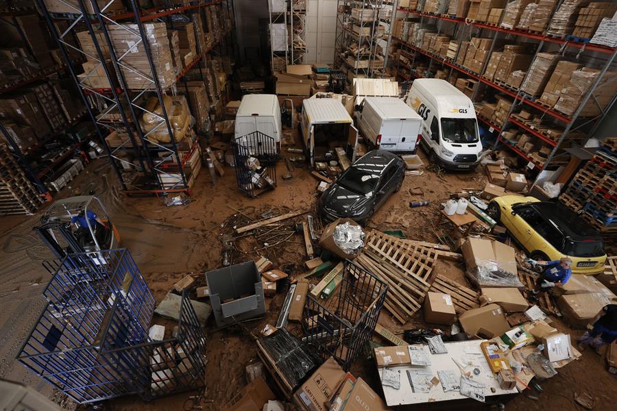  Interior de un almacén logístico del polígono industrial de Riba-roja de Túria, este viernes. / EFE/ Manuel Bruque