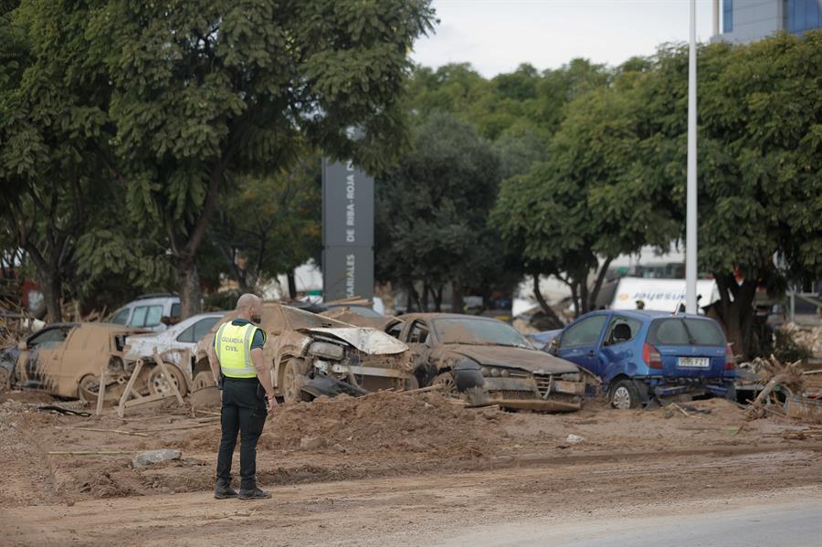 Un efectivo de la Guardia Civil vigila en el polígono industrial de Riba-roja de Túria, este viernes.  EFE/Manuel Bruque