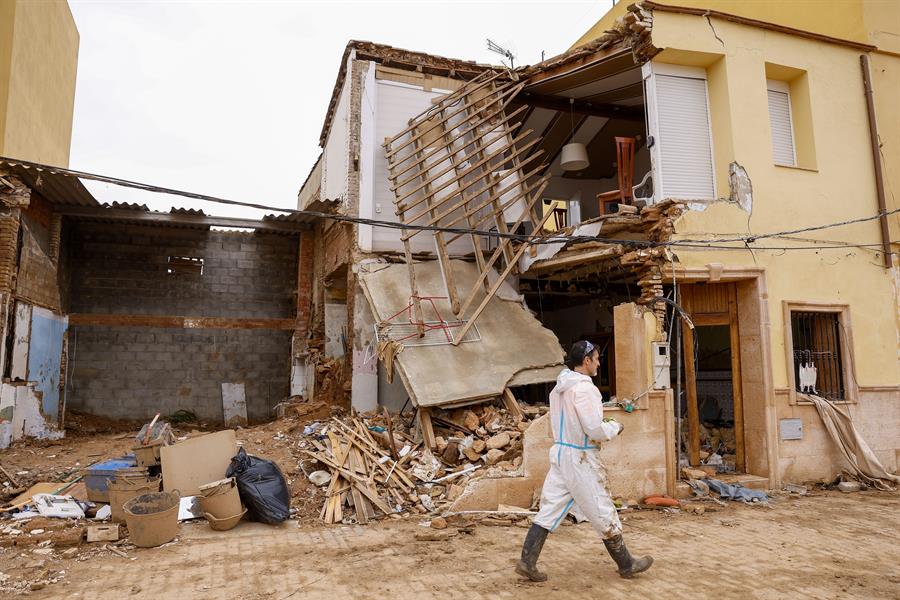 Destrozos en una de las casas afectadas por la trágica riada del pasado 29 de octubre, en Picanya (Valencia), este sábado. EFE/ Villar López