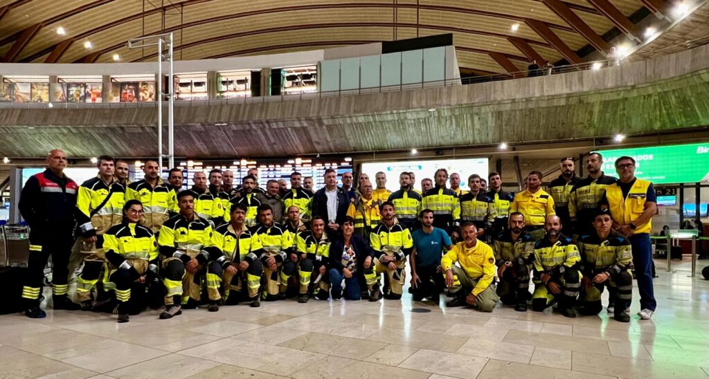 Parte del equipo de emergencia desplazado a Valencia en el Aeropuerto de Tenerife Norte antes de partir anoche / 112 Canarias