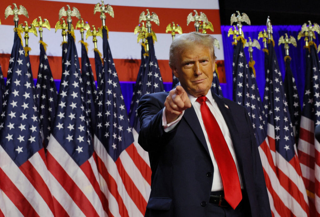 El candidato presidencial republicano y ex presidente estadounidense Donald Trump sube al escenario para dirigirse a sus partidarios en su manifestación, en el Centro de Convenciones del Condado de Palm Beach en West Palm Beach, Florida, EE.UU., el 6 de noviembre de 2024. REUTERS/Brian Snyder 