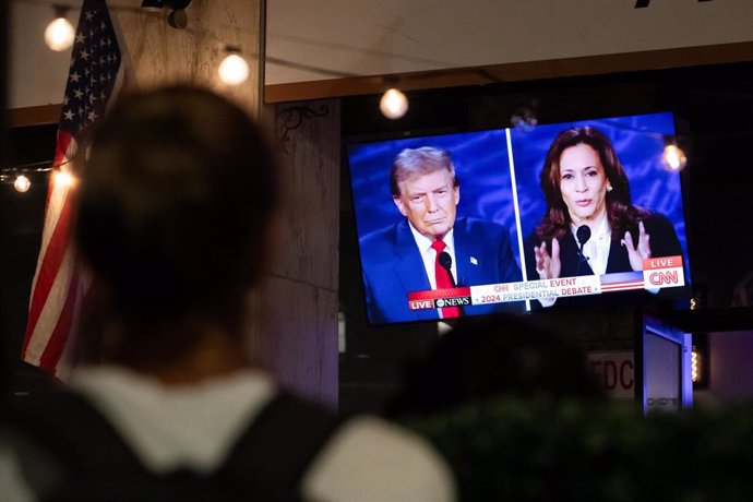 Una televisión muestra el debate presidencial entre Harris y Trump en la campaña electoral para las elecciones de Estados Unidos 2024 - Europa Press/Allison Bailey - Archivo