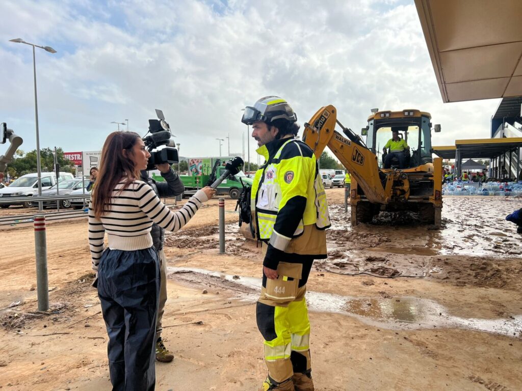 Equipo de Televisión Canaria desplazado a Valencia cubriendo el trabajo de los equipos de emergencia de Canarias desplazados a las zonas afectadas por la Dana / RTVC