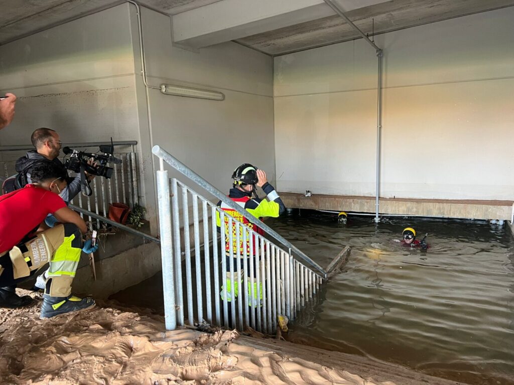 Equipo de Televisión Canaria desplazado a Valencia cubriendo el trabajo de los equipos de emergencia de Canarias desplazados a las zonas afectadas por la Dana / RTVC