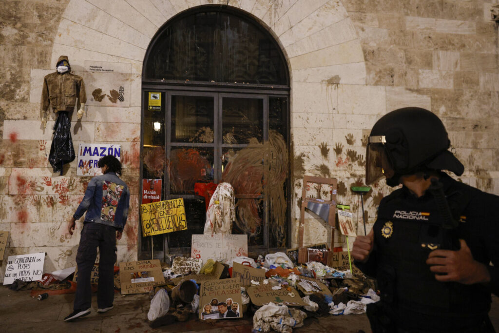 Fachada del Palau de la Generalitat tras la manifestación en la que cerca de 40 organizaciones sociales, cívicas y sindicatos de la Comunitat Valenciana han marchado este sábado en protesta por la gestión de la dana y con el lema "Mazón dimisión"