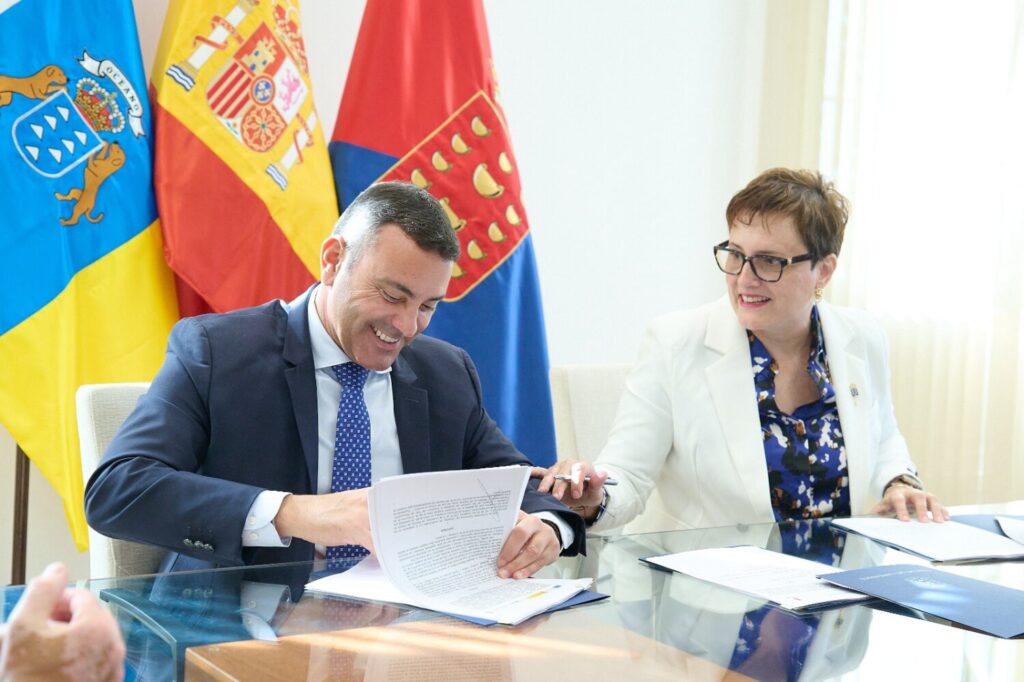 Lanzarote amplía las plazas de dependencia. Oswaldo Betancort y Candelaria Delgado en el momento de la firma/ Gobierno de Canarias.