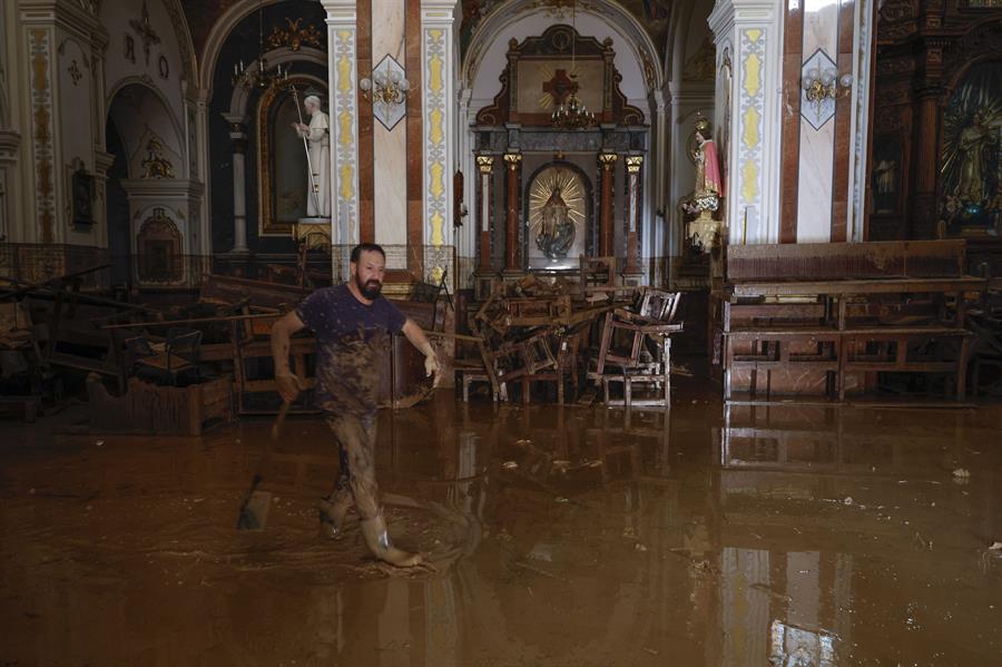 Un vecino de Paiporta limpia en el interior de la iglesia, este viernes. Las víctimas mortales en la provincia de Valencia a causa de la devastadora dana ha aumentado este viernes hasta las 202, según el último recuento facilitado por el Centro de Emergencias de la Generalitat Valenciana. EFE/Biel Aliño