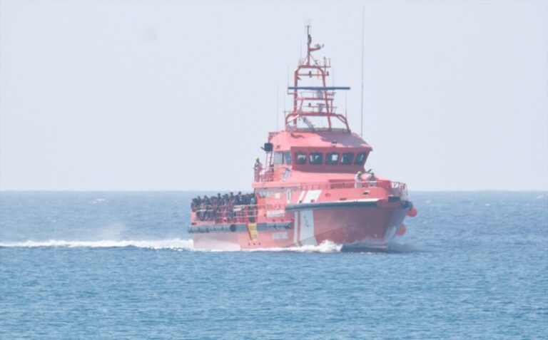 Llegan más de 800 migrantes en trece embarcaciones en las últimas horas a las islas