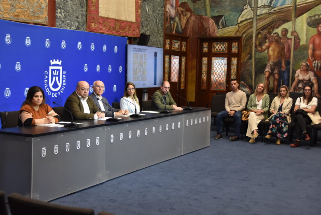 Presentación de la campaña '¡Que no te engañen, vapear daña tu salud!' en el Cabildo de Tenerife