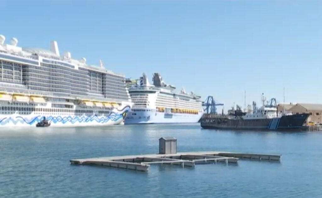 Imagen del crucero que rescató a los náufragos atracado en el Puerto de La Luz y de Las Palmas