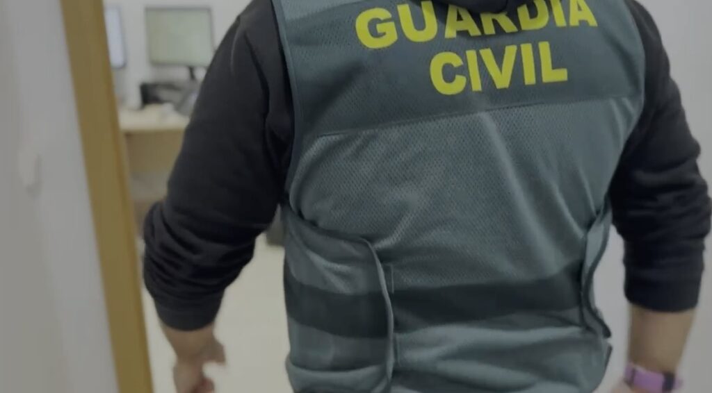 Imagen de archivo de un guardia civil de espaldas