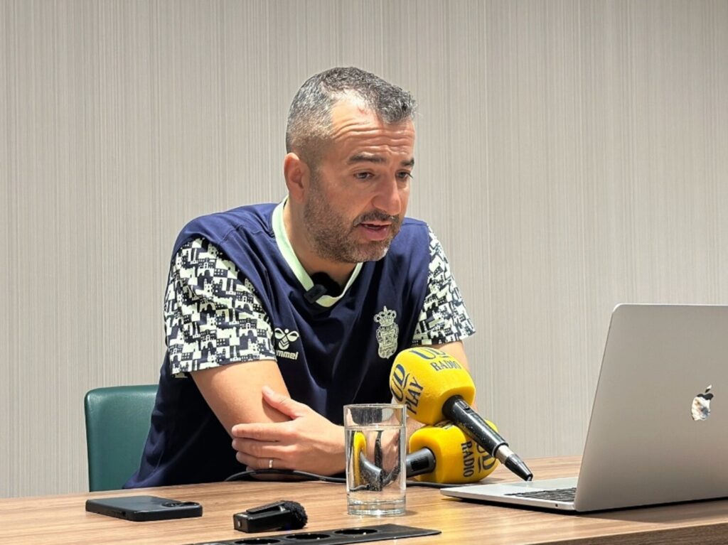 El entrenador de la UD Las Palmas, Diego Martínez, durante la rueda de prensa de este sábado