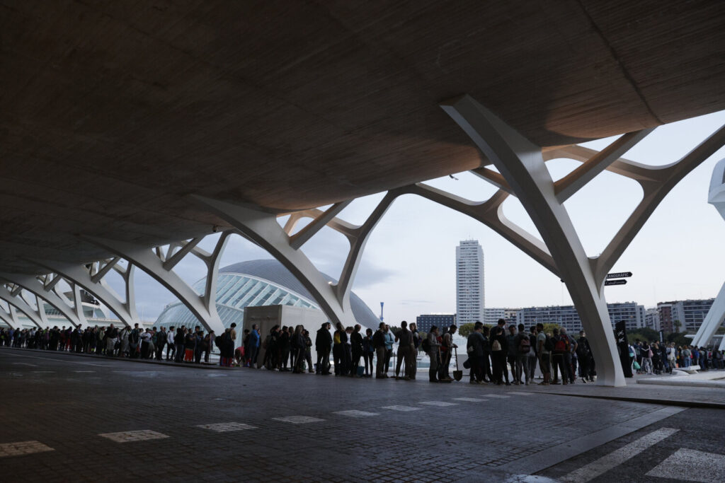 Voluntarios hacen cola en la Ciudad de las Artes y las Ciencias a primeras horas de la mañana de domingo en Valencia.