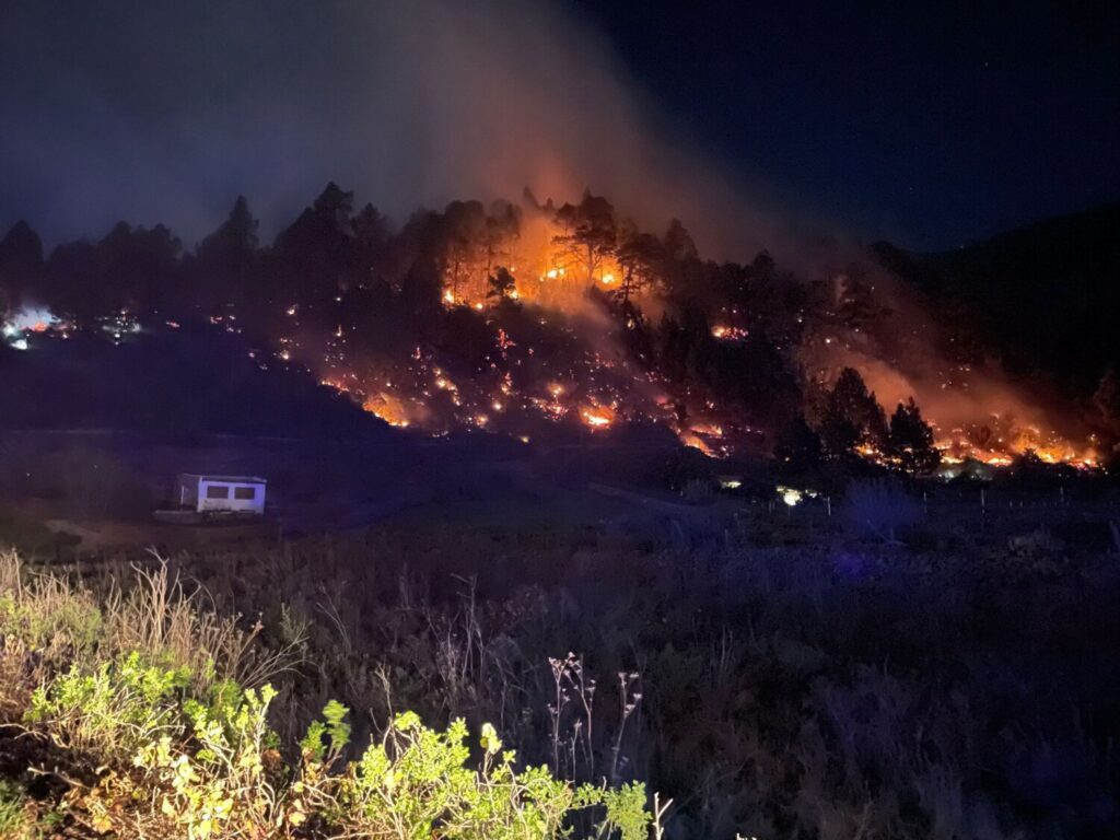 La evolución del fuego está siendo favorable, las condiciones meteorológicas están ayudando a que se comporte según lo previsto / RTVC / Rubén Castellano y Aniano Padrón