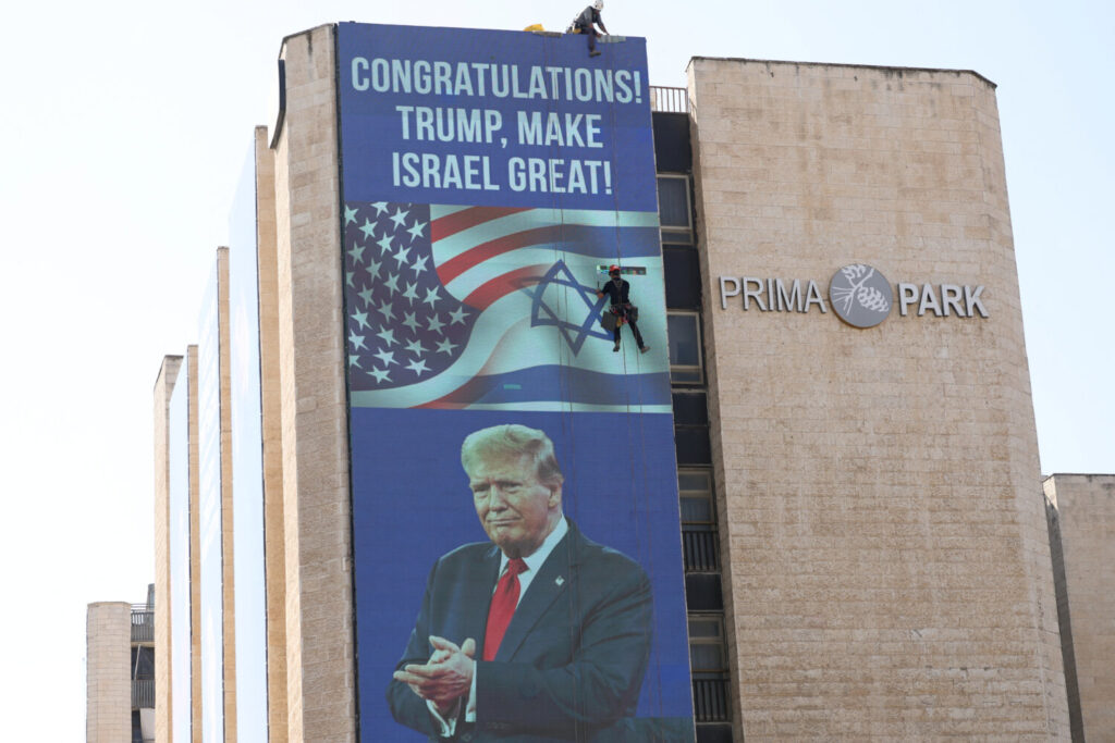 El presidente Donald Trump aparece en un cartel digital de felicitación por las elecciones presidenciales estadounidenses de 2024 en Jerusalén, el 6 de noviembre de 2024. REUTERS/Ronen Zvulun