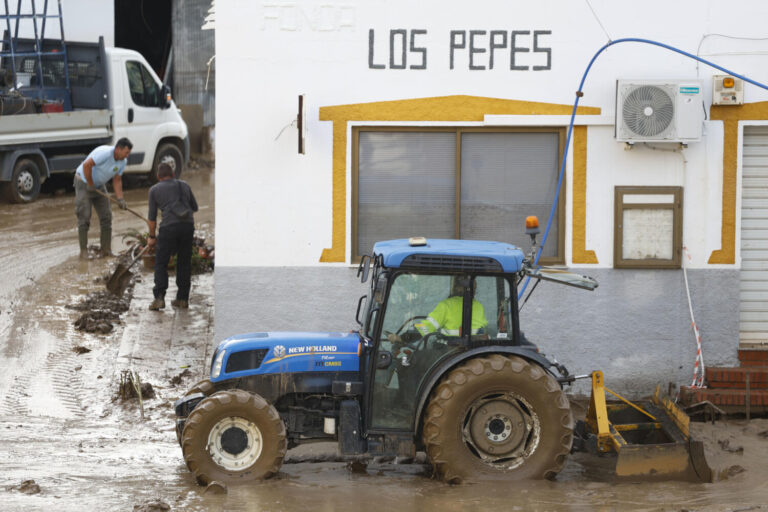 Consecuencias de la DANA | Unos 5.000 vecinos de la Axarquía reciben el agua con cubas por los destrozos