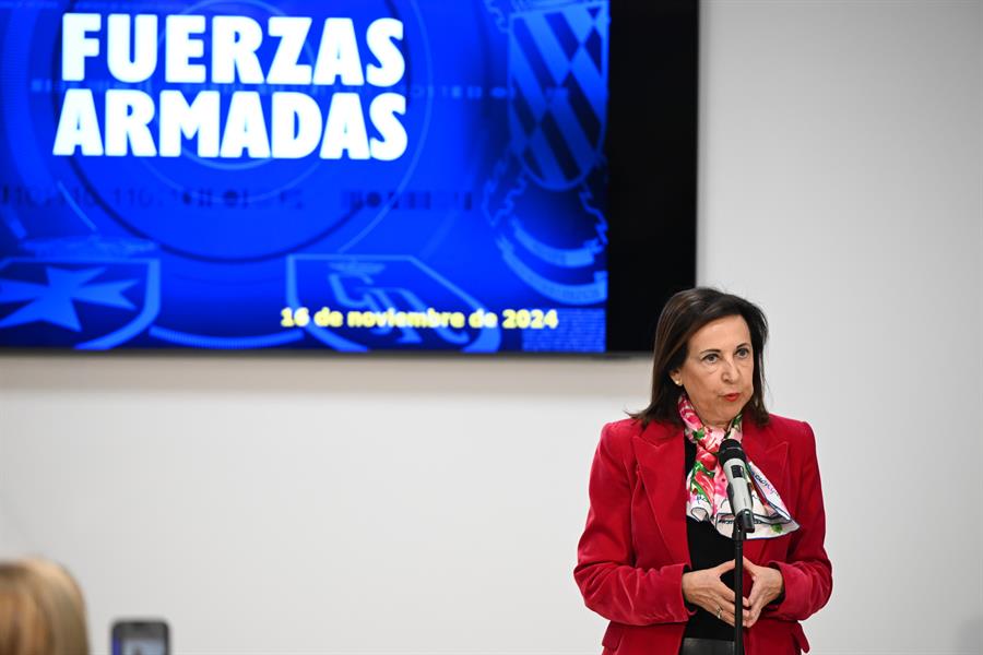 La ministra de Defensa, Margarita Robles, durante la rueda de prensa ofrecida tras la reunión del comité de crisis para el seguimiento de los efectos de la dana, este sábado, en Madrid. EFE/ Fernando Villar