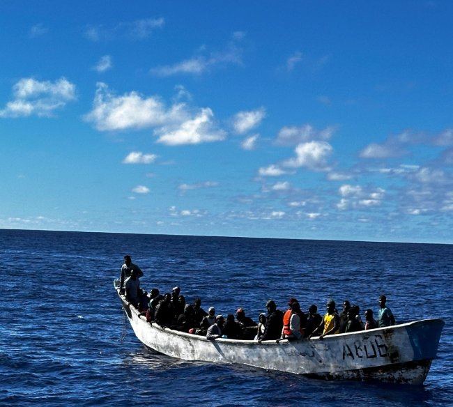 Localizan a 74 migrantes en un cayuco cerca de El Hierro/Salvamento Marítimo