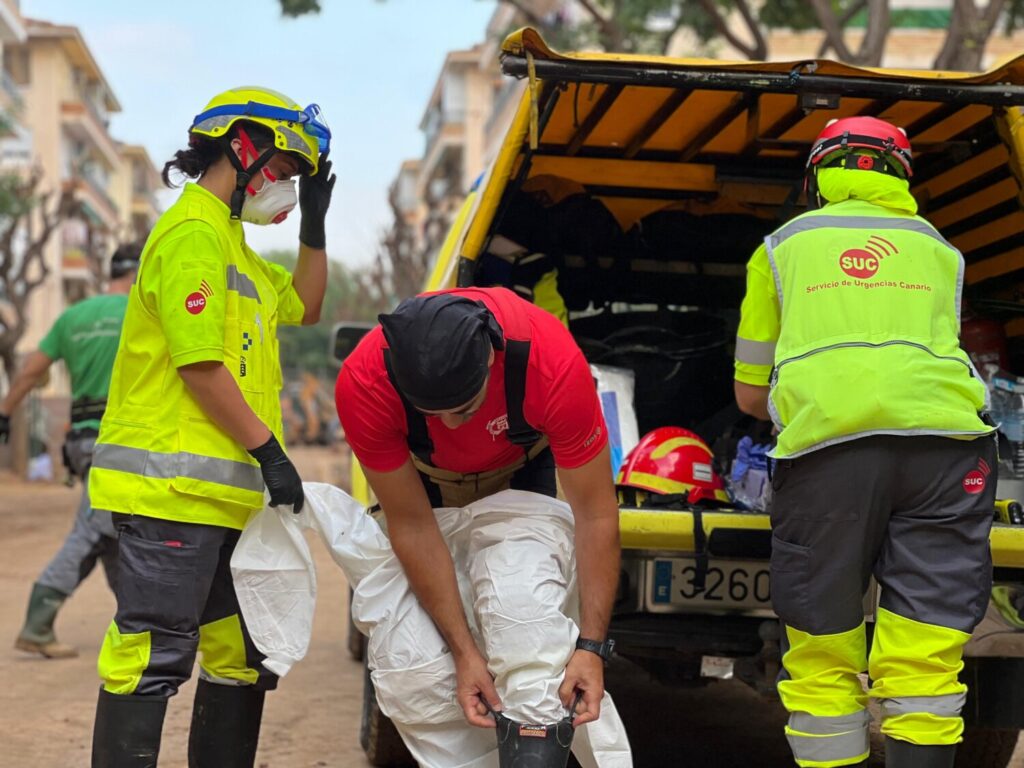 Fundamental en los trabajos que están realizando los equipos desplazados en Valencia tomar medidas para evitar complicaciones como infecciones / Cabildo de Tenerife