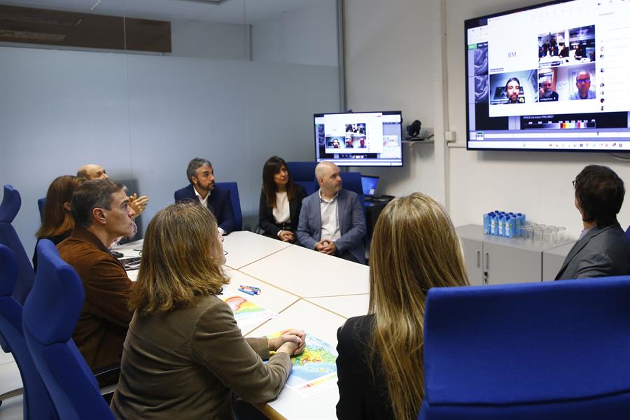 El presidente del Gobierno, Pedro Sánchez (i), junto a la vicepresidenta tercera y ministra para la Transición Ecológica y el Reto Demográfico, Teresa Ribera (c), durante su visita a la sede de la AEMET en Madrid. Sánchez ha visitado este viernes el centro de operaciones de la Aemet, una de las "instituciones más respetadas" de la Administración, desde donde ha pedido extremar las precauciones porque "la dana no ha terminado". EFE/ Pool Moncloa/José Manuel Álvarez