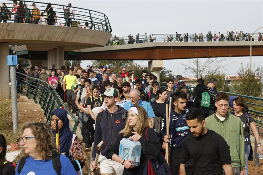 Miles de personas se desplazan desde Valencia a La Torre para ayudar a los afectados por las inundaciones causadas por la DANA, este viernes. La búsqueda de desaparecidos, la identificación de víctimas mortales, las tareas de limpieza y la reparación de infraestructuras continúan tres días después de las inundaciones que han asolado la provincia de Valencia, en una jornada en la que el Gobierno envía a 500 militares más, que se sumarán a las 1.200 efectivos de la Unidad Militar de Emergencias (UME), para actuar en Utiel, Requena, Riba-roja, Torrent, Paiporta y Algemesí. EFE/Ana Escobar
