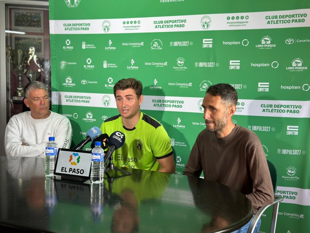 Padilla, nuevo técnico del Atlético Paso. Padilla, junto a William Nazco y Lluís Planagumà, en su presentación como nuevo técnico del Atlético Paso/ CD Atlético Paso.