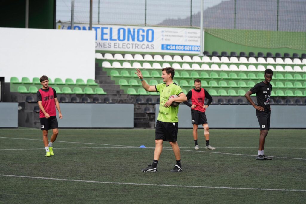 Padilla, nuevo técnico del Atlético Paso. Padilla trabajando con los jugadores del Atlético Paso/ CD Atlético Paso.