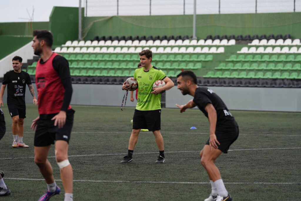 Padilla, nuevo técnico del Atlético Paso. Padilla trabajando con los jugadores del Atlético Paso/ CD Atlético Paso.