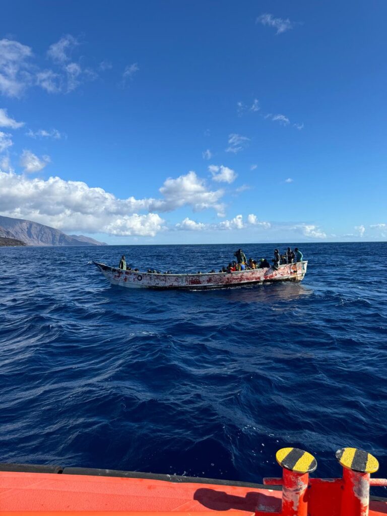 Rescate de un cayuco por parte de Salvamento Marítimo en alta mar / Salvamento Marítimo / Archivo 